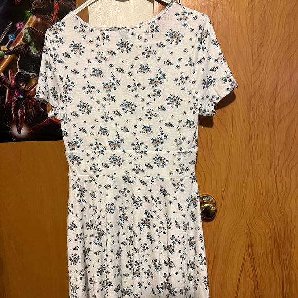 a whte and blue flowery dress - Picture 2 of 4